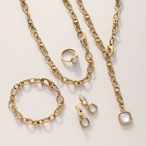 Creole VIRGINIA gold, Ring und Ohrringe aus Kettenglieder auf weißem Hintergrund