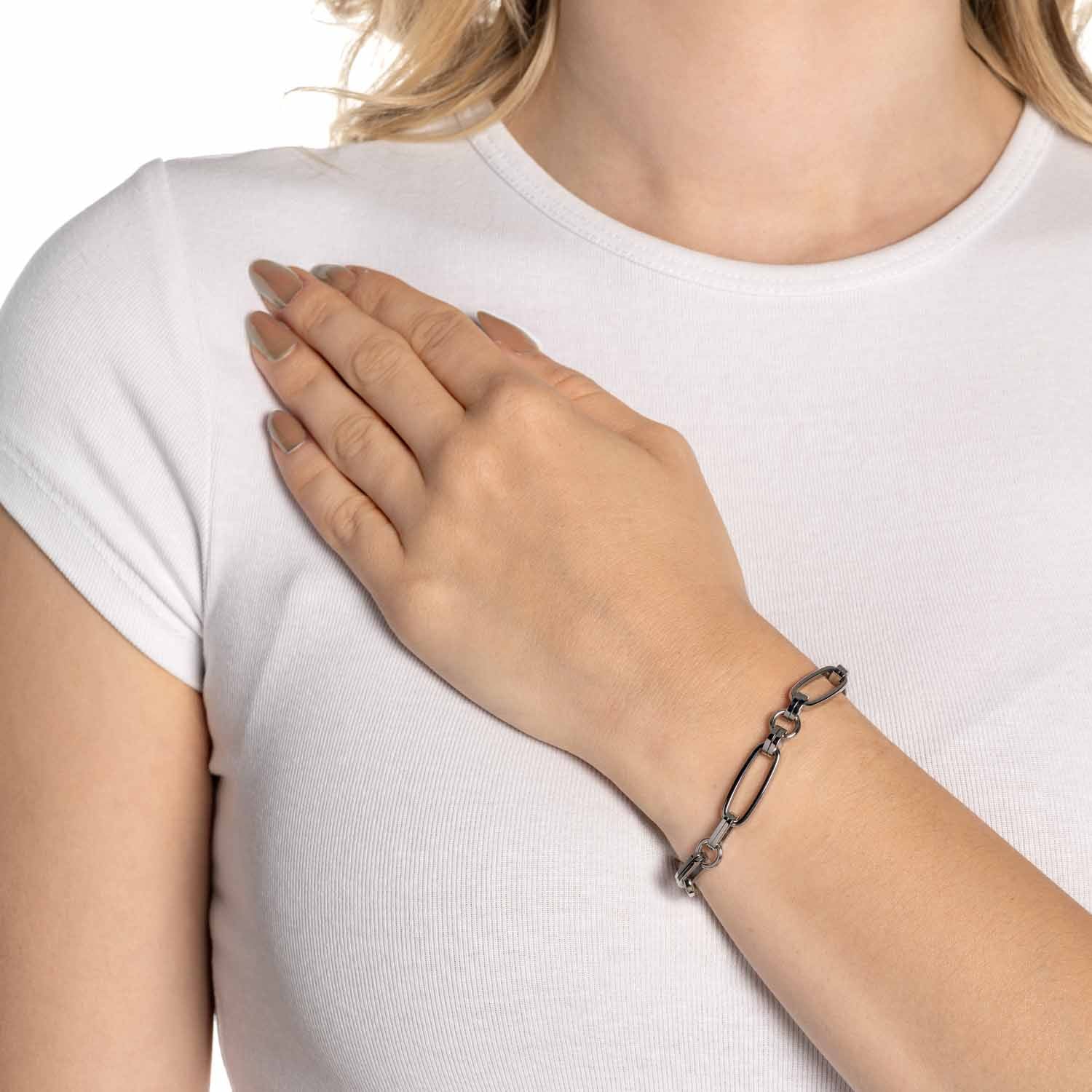 Frau traegt silbernes Armband MATHILDE Clip & Mix am Handgelenk
