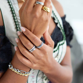 Person traegt silbernes Armband MATHILDE Clip & Mix an Handgelenk mit weiteren Ringen und Armbändern