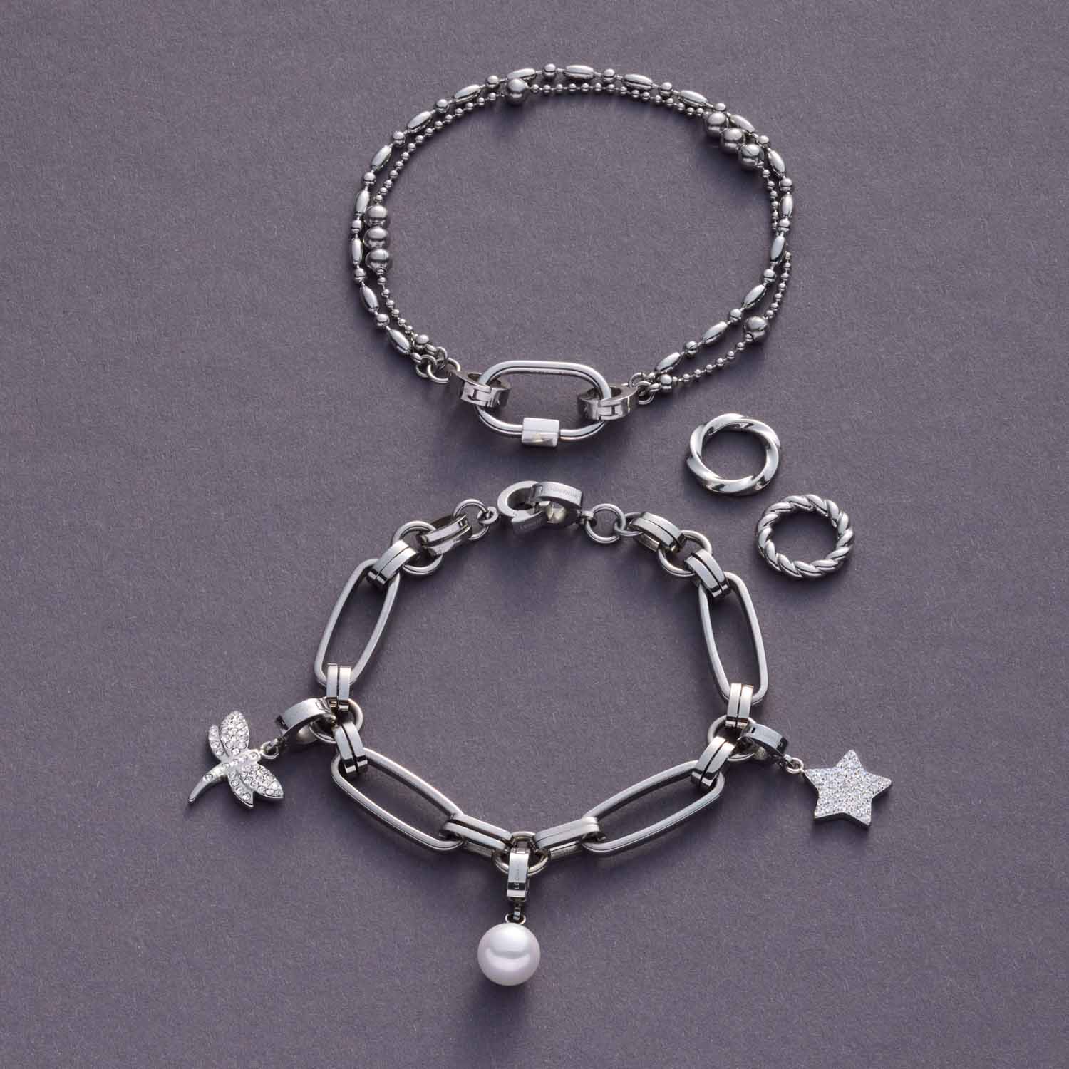 Armband MATHILDE Clip & Mix silber mit austauschbaren Charms auf grauem Hintergrund