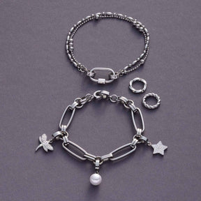 Armband MATHILDE Clip & Mix silber mit austauschbaren Charms auf grauem Hintergrund
