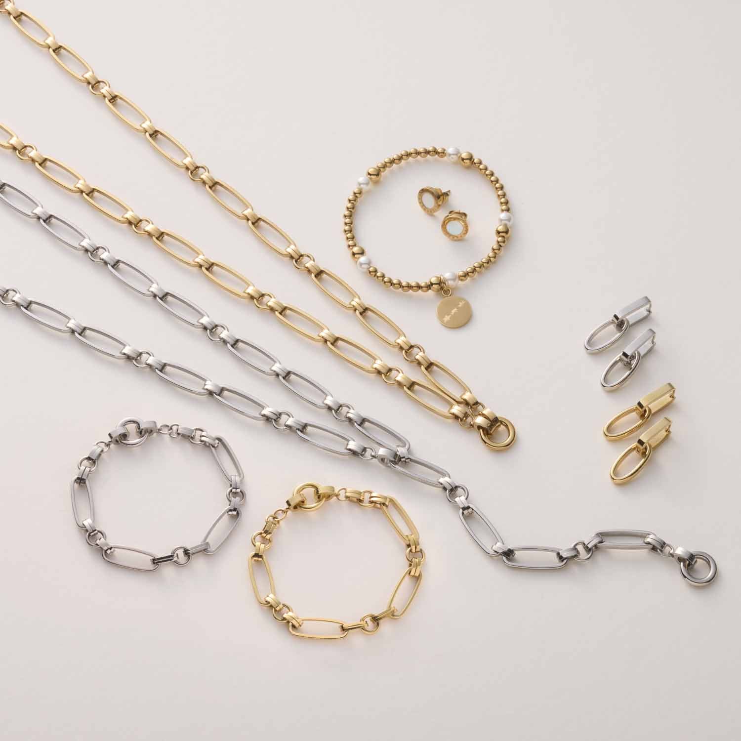 Armband MATHILDE Clip & Mix in Silber und Gold mit Ketten, Verschlüssen und Ohrringen auf Neutralgrau