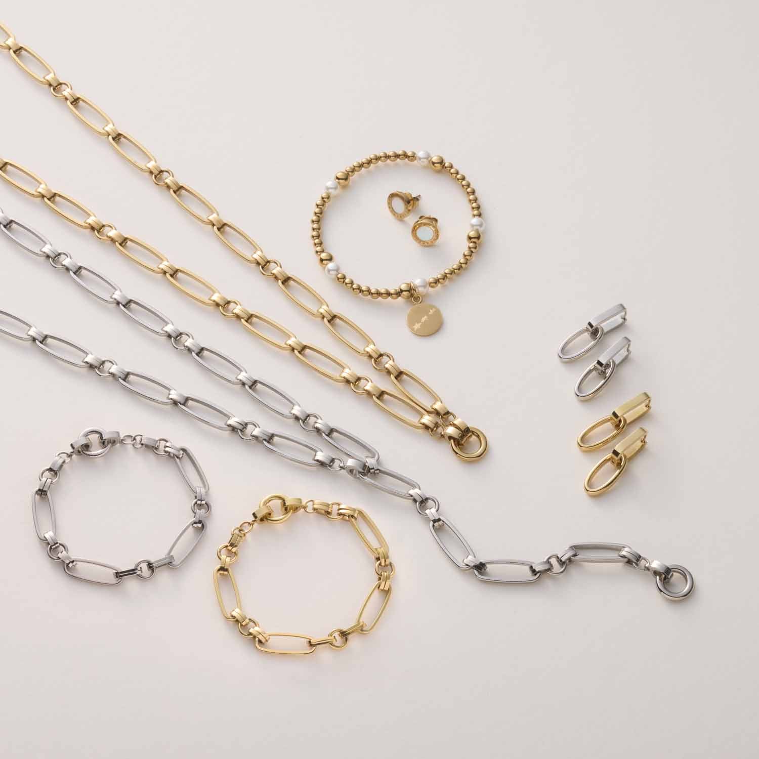 Creole MATHILDE in Silber, Gold und Zweifarbvarianten mit Kettengliedern und Verschlüssen auf hellem Hintergrund