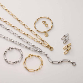 Creole MATHILDE in Silber, Gold und Zweifarbvarianten mit Kettengliedern und Verschlüssen auf hellem Hintergrund