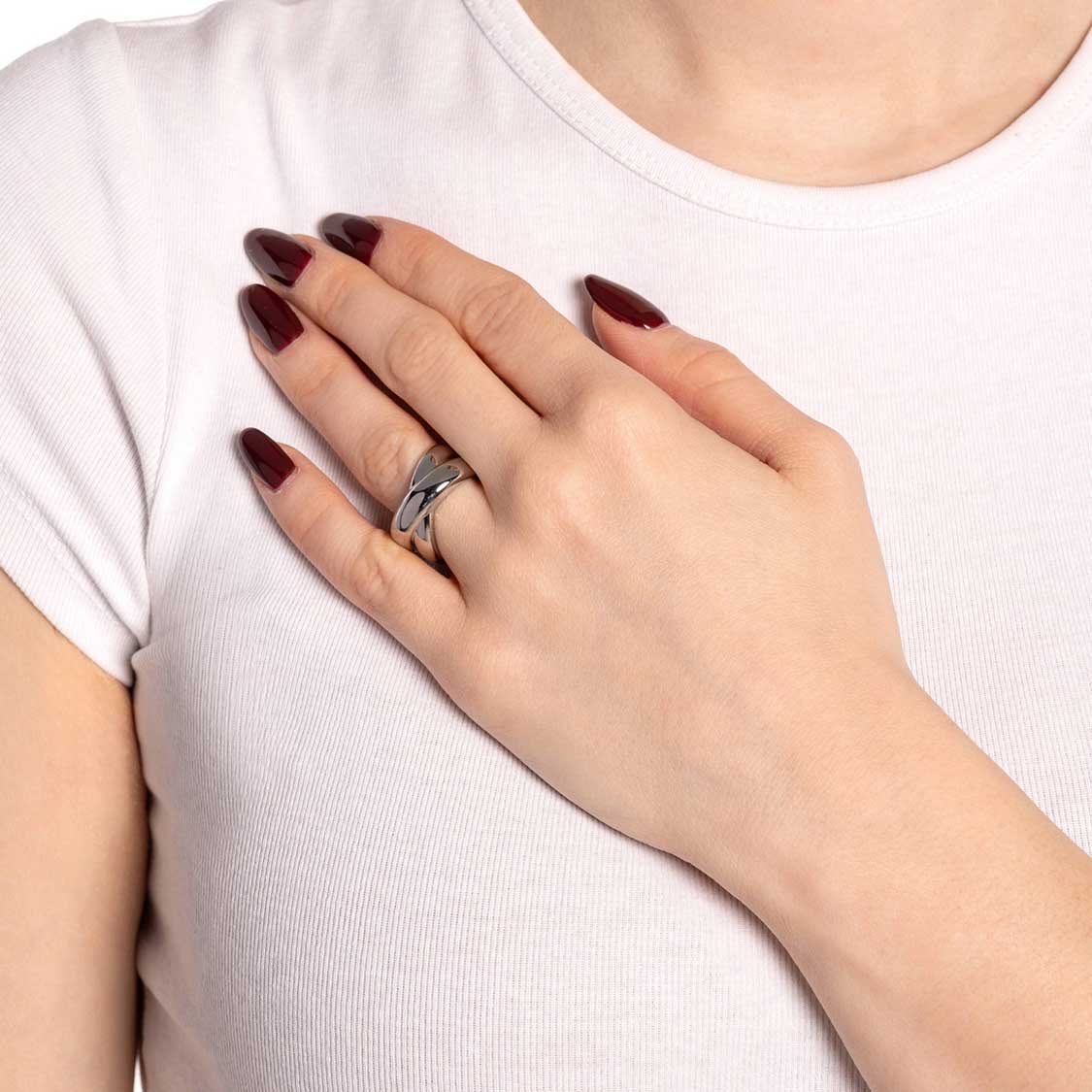 Frau traegt silbernen Ring LISBETH 18 an der Hand