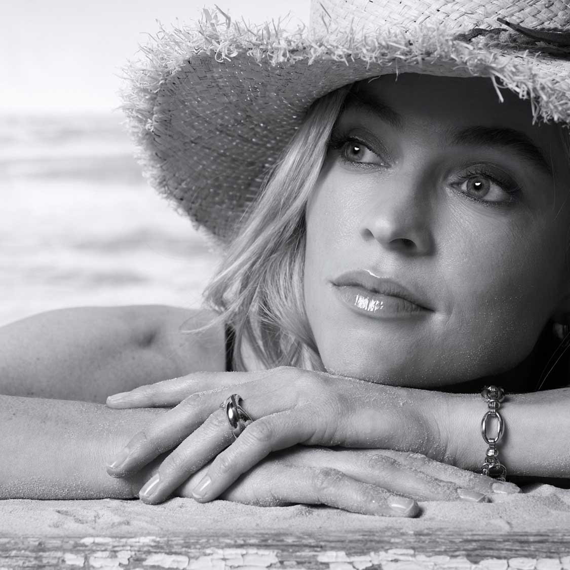 Frau mit silbernem Ring LISBETH 20 am Strand mit Hut