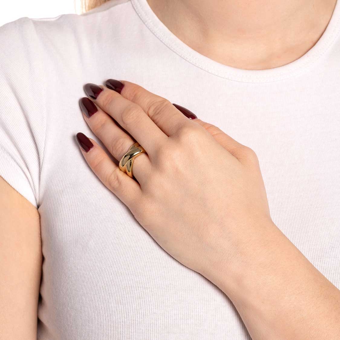 Frau traegt goldenen Ring LISBETH an der Hand, dunkle Nagellaecke
