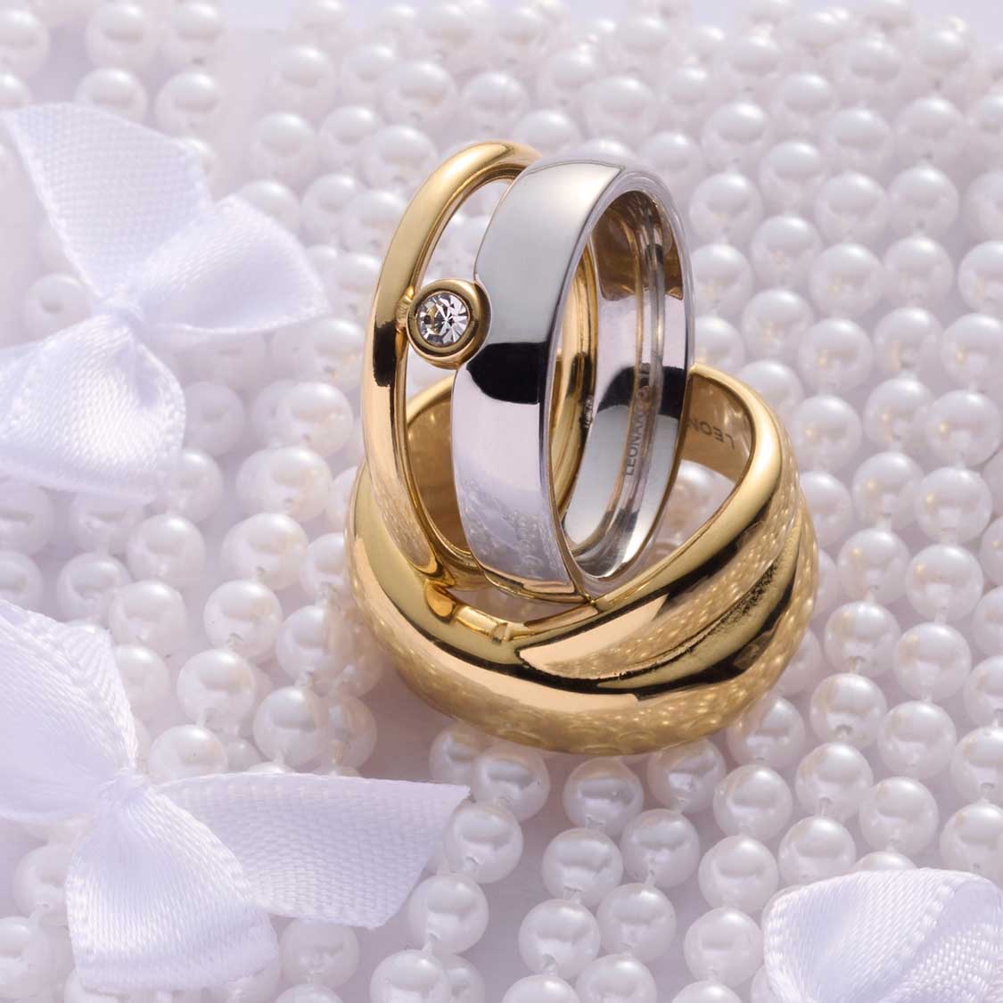 Ring LISBETH 18 gold, Paarring, auf Perlenuntergrund mit Schleife
