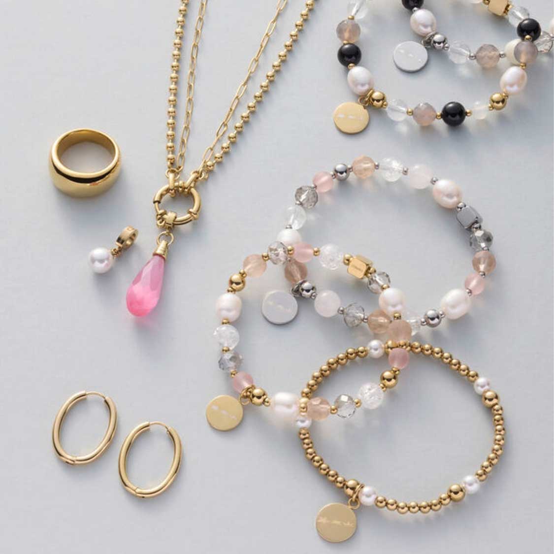 Creole LUZIE gold mit Ringen, Ketten und Armbändern aus Perlen und Steinen