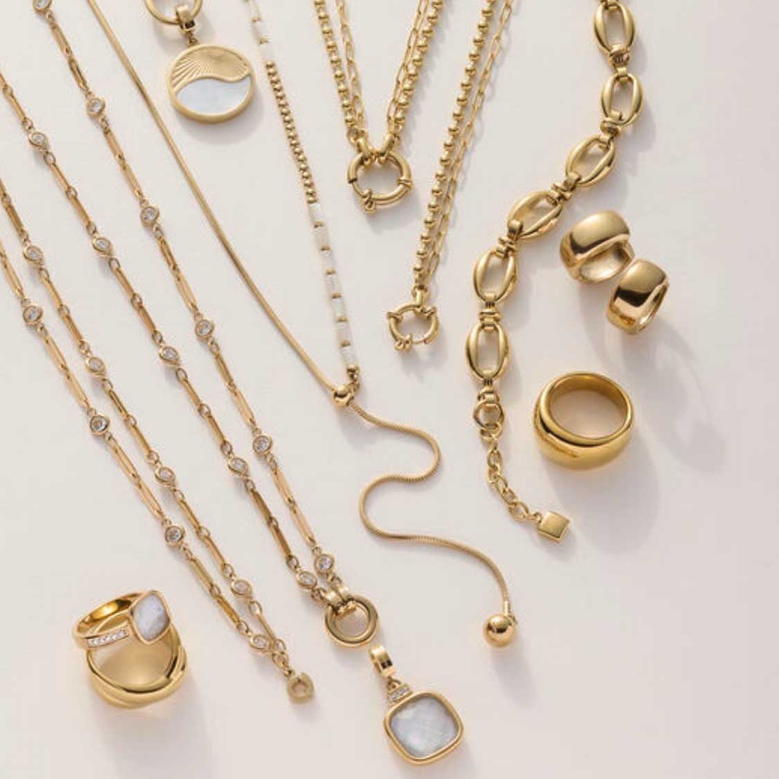 Creole MAUDE gold mit verschiedenen Ketten und Ringen in Goldtönen auf hellem Untergrund