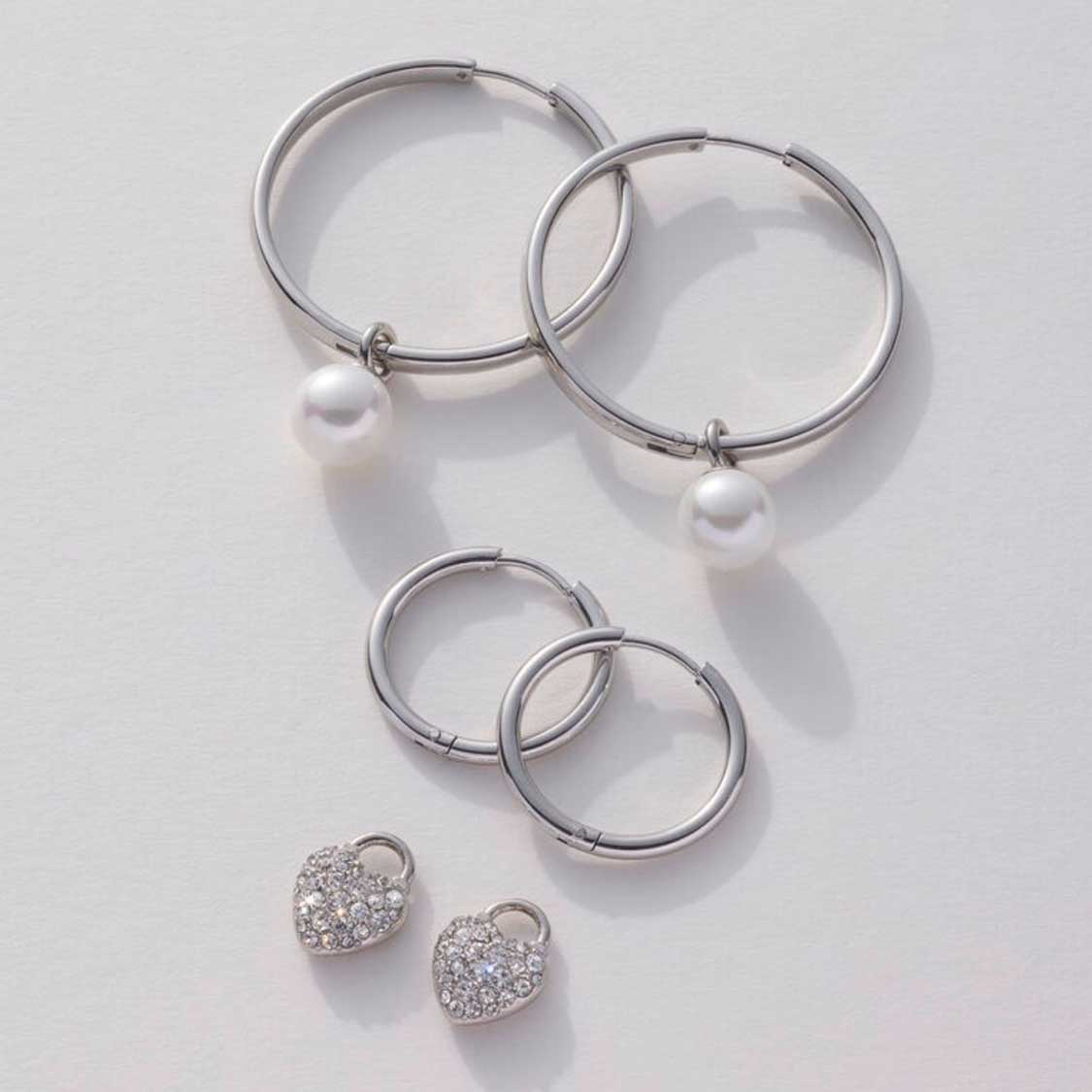 Set/2 Anhänger NICKY Beauty's mit Perlen und Glitzerherzen auf weißem Hintergrund