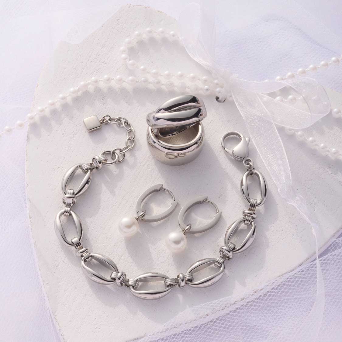 Armband ANDREA silber mit passenden Ohrhängen und Ring auf weißer Spitze