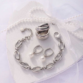 Armband ANDREA silber mit passenden Ohrhängen und Ring auf weißer Spitze