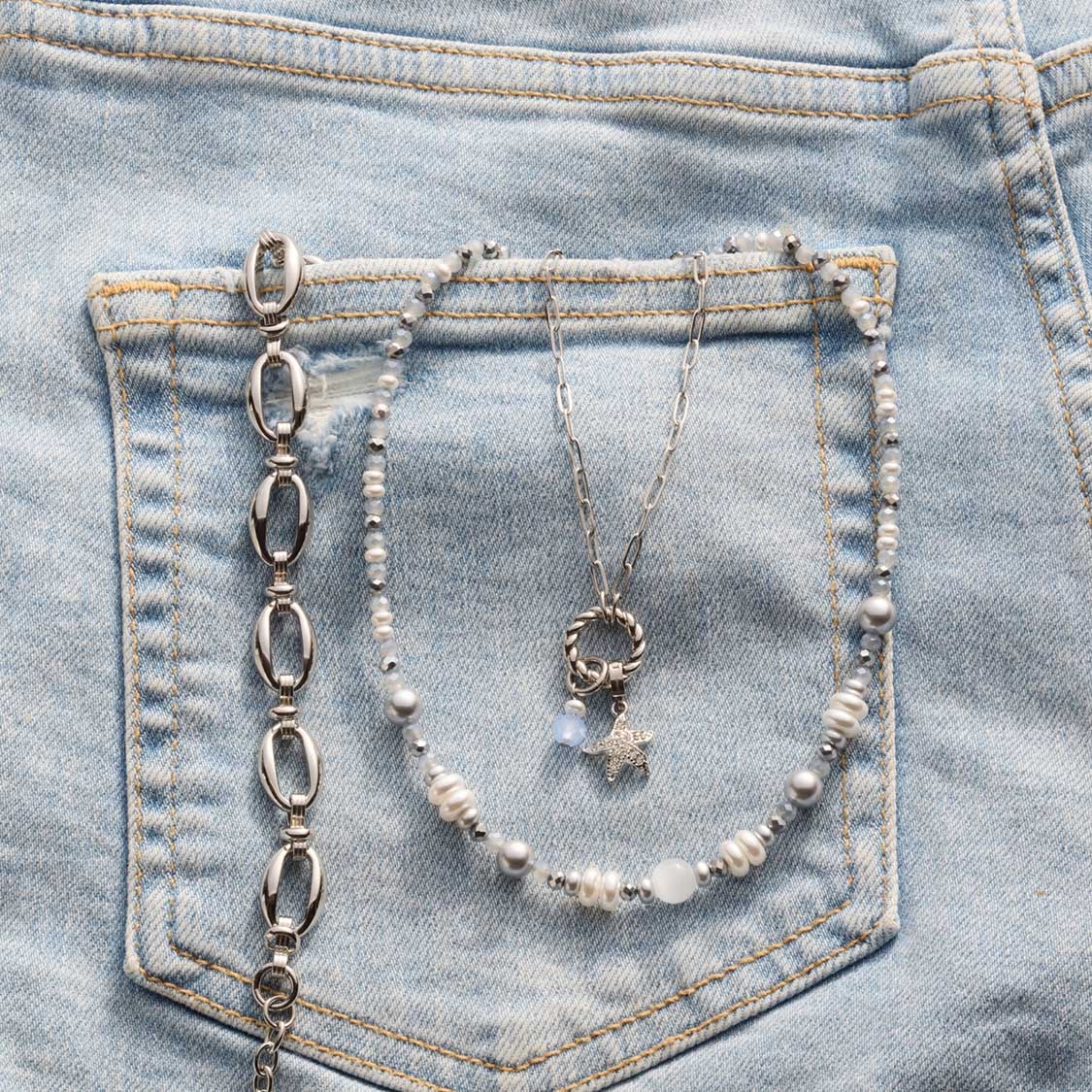 Armband ANDREA mit Perlenkette und Kettenanhänger auf Jeanstasche