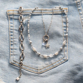 Halskette FRANZI auf Jeanstasche mit Perlen und Metallgliedern
