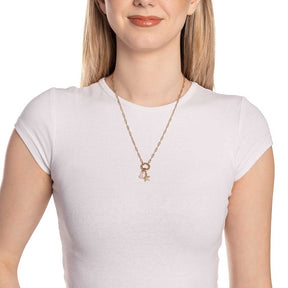 Frau trägt Halskette FRANZI 50 cm gold an weißem Shirt