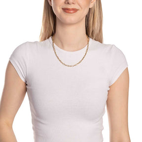 Frau trägt goldene Halskette SOLVANI um den Hals, weißes T-Shirt