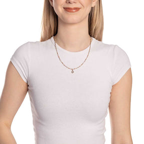 Frau trägt Halskette SHARI 42 cm gold CIAO an weißem Shirt