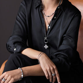 Frau traegt silberne Halskette RUTH mit Anhaenger, dazu Armbaender und Ringe