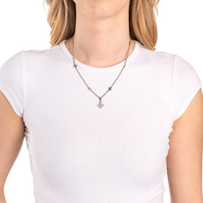 Frau mit weißem T-Shirt trägt silberne Halskette RUTH 45 cm
