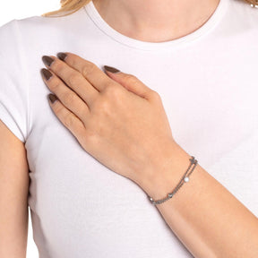 Armband RUTH silber glänzend an Frauenhand getragen, weisse Bluse