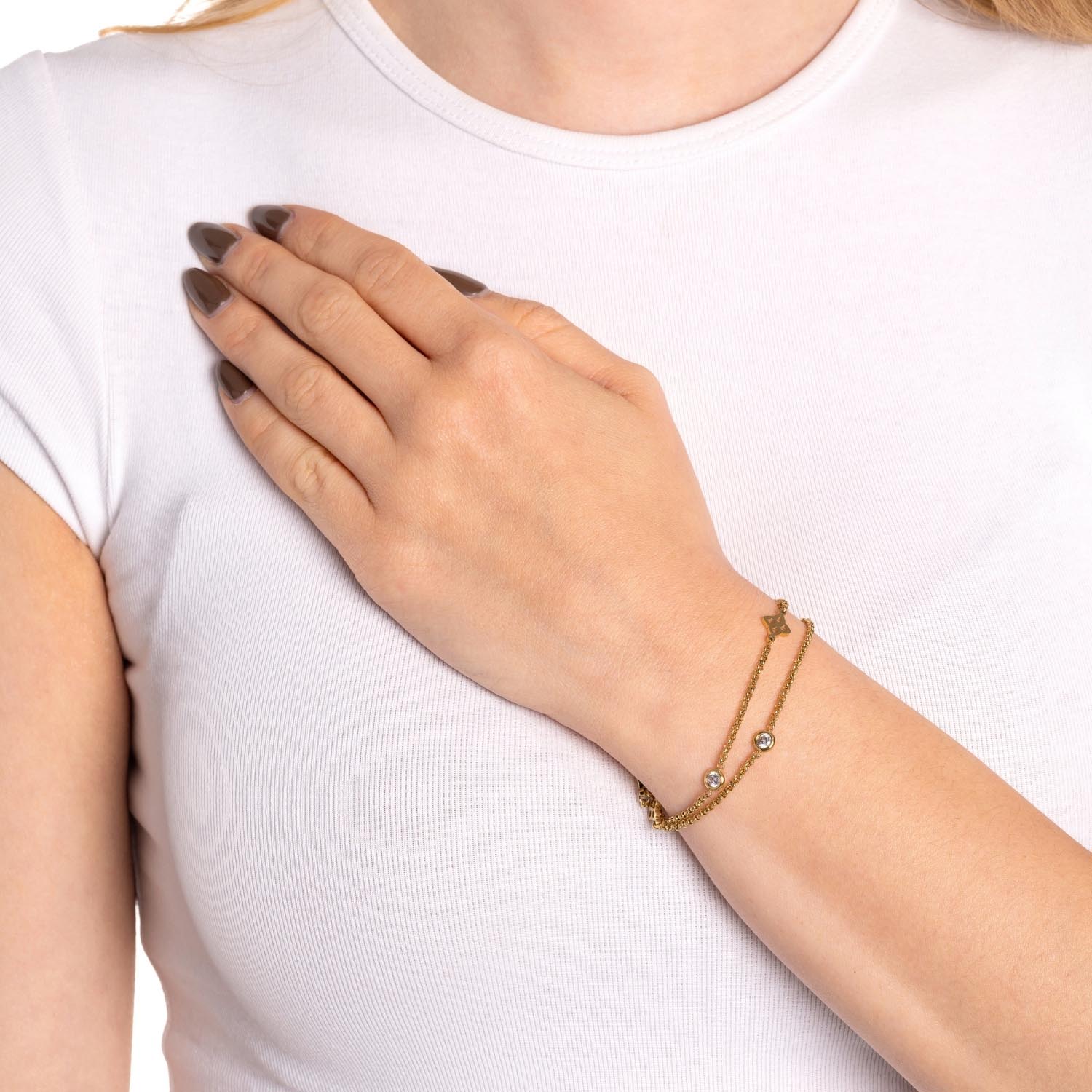 Frau traegt goldenes Armband RUTH am Handgelenk