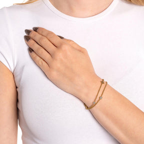 Frau traegt goldenes Armband RUTH am Handgelenk