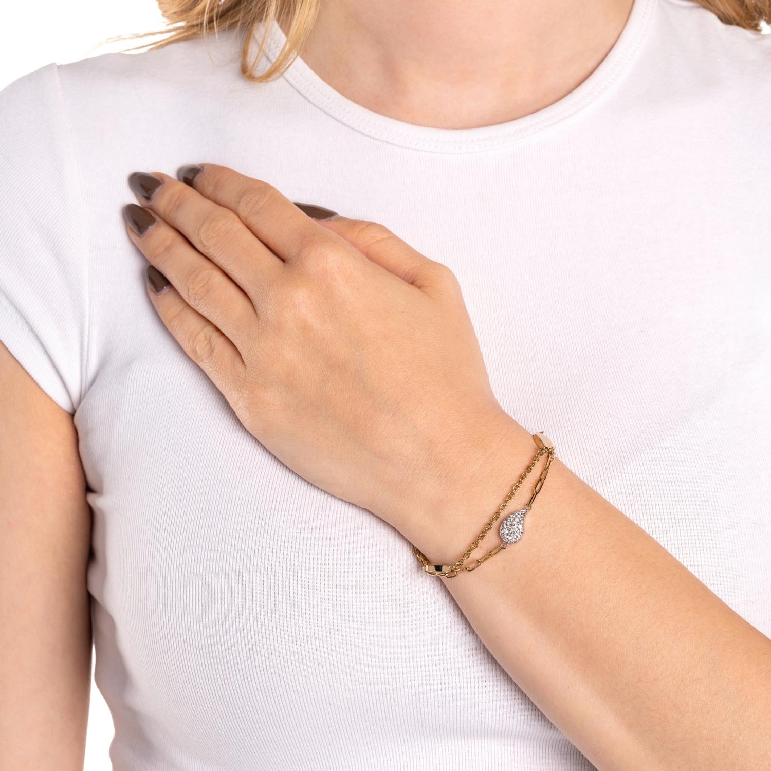 Frau traegt bicolor Armband LEA am Handgelenk