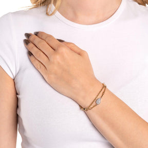Frau traegt bicolor Armband LEA am Handgelenk