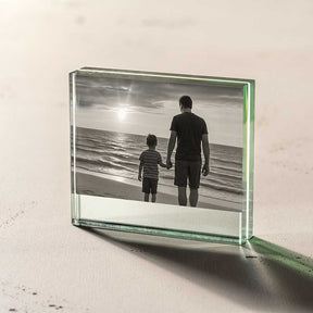 Bilderrahmen LINEA zeigt Schwarzweissfoto von Mann und Kind am Strand