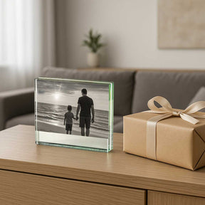 Bilderrahmen LINEA auf Holztisch mit Foto, neben verpacktem Geschenk im Wohnzimmer