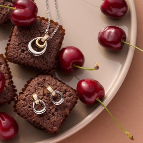 Halskette LIVIA auf Schokoladenkuchen mit roten Kirschen arrangiert