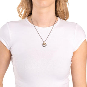 Frau traegt Halskette LIVIA 45 cm mit rundem Anhaenger auf weissem Shirt