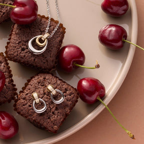 Ohrringe LIVIA auf Schokoladenkuchen mit roten Kirschen