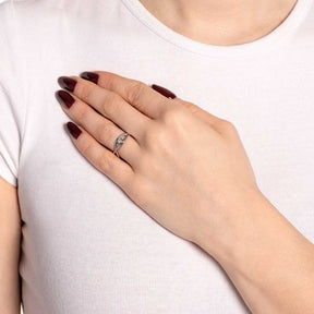 Silberring TAVARI 17 CIAO an Hand mit dunkelrotem Nagellack getragen