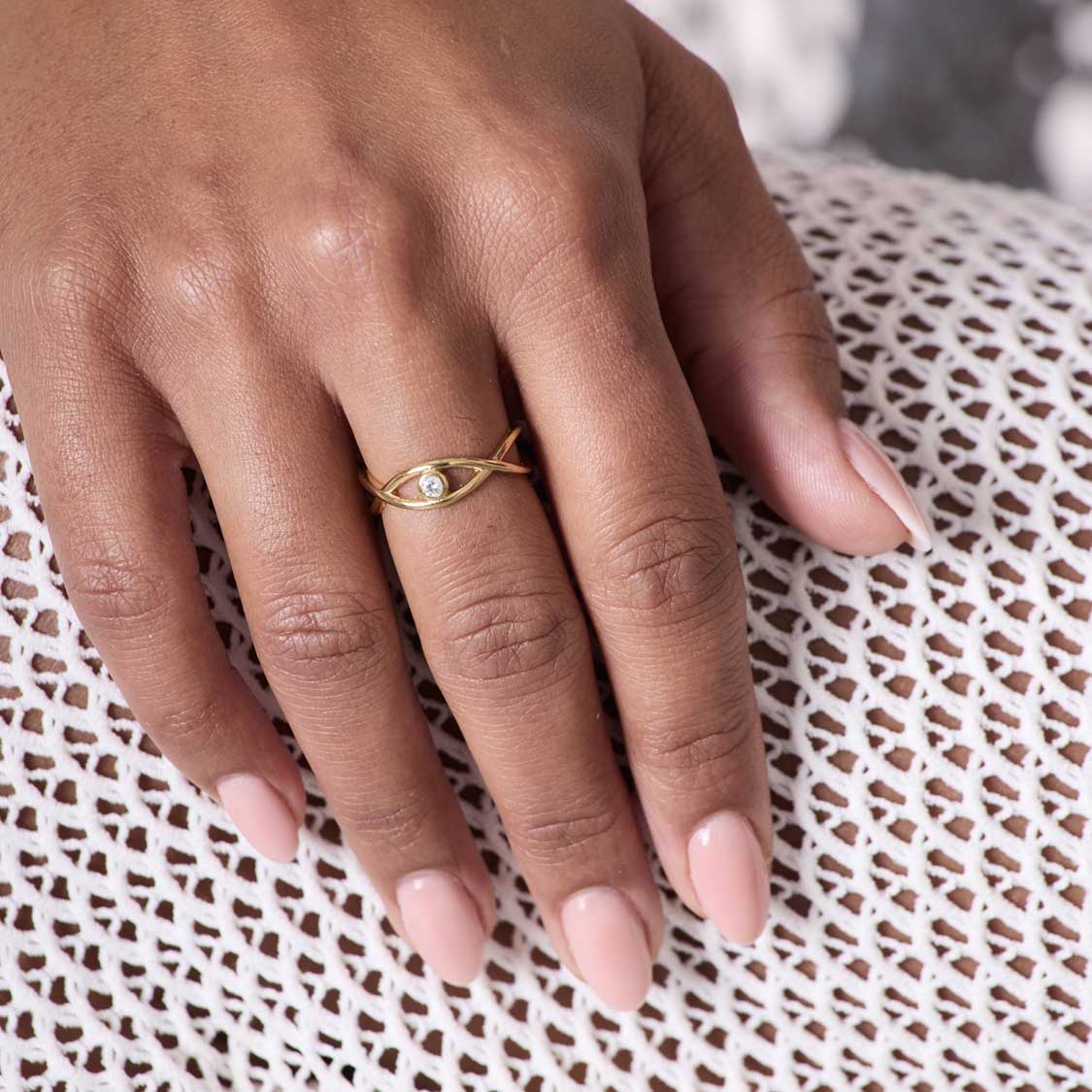 Ring TAVARI 20 gold an weiblicher Hand auf Textil