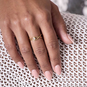 Ring TAVARI 20 gold an weiblicher Hand auf Textil