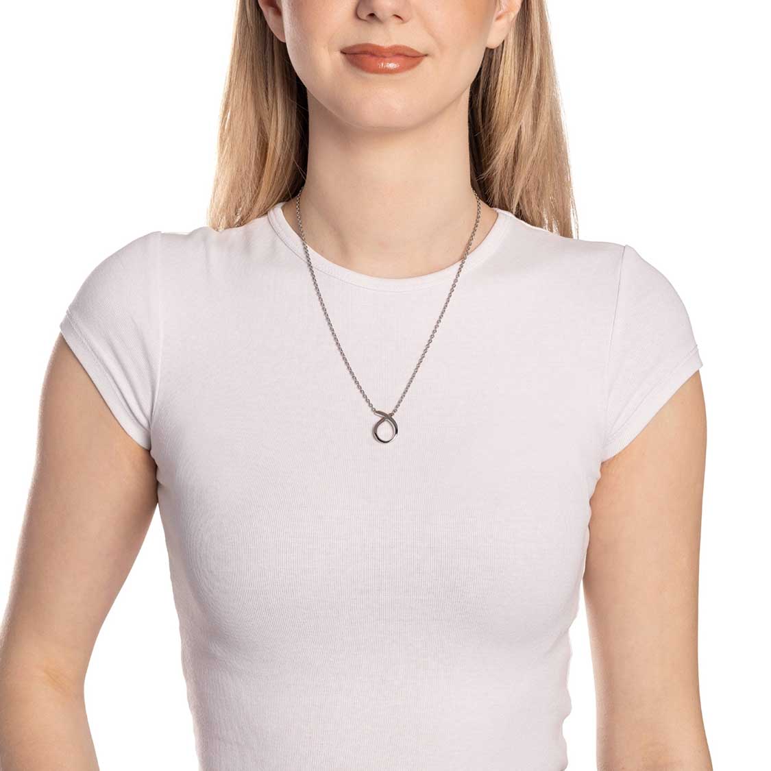 Frau traegt silberne Halskette ANJA 45 cm Clip & Mix zum weissen T-Shirt