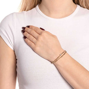 Frau traegt goldenes Armband REBECCA an Handgelenk