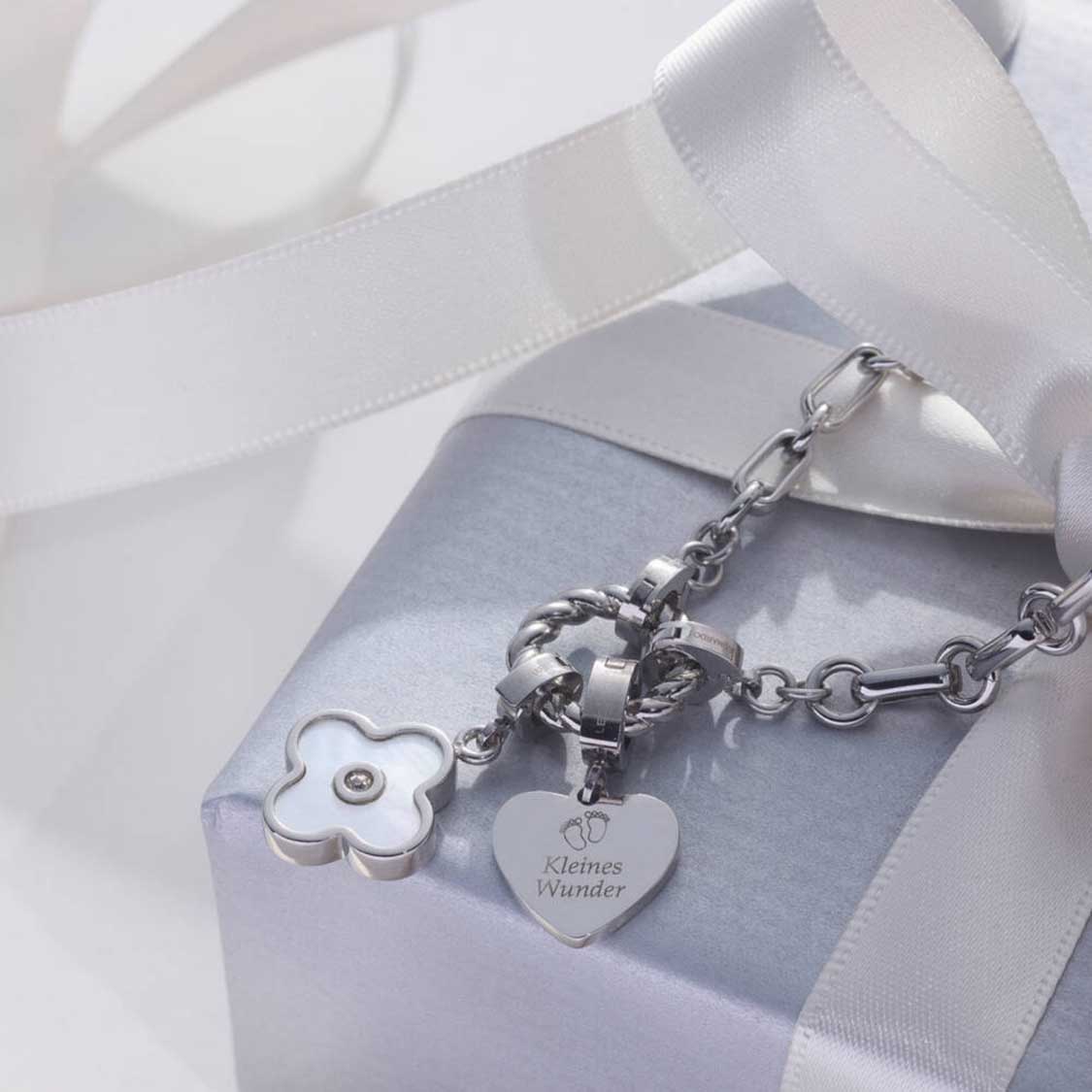 Halskette YVETTE mit Charms auf hellblauem Geschenkband und weißer Schleife