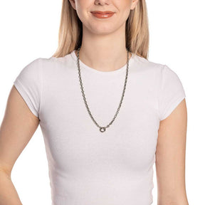 Frau traegt silberne Halskette YVETTE 60 cm um den Hals, weisses T-Shirt