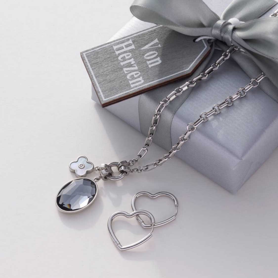 Halskette YVETTE mit Anhängern, Geschenkbox und Schleife, silbern