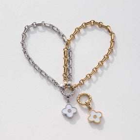 Armband YVETTE Clip & Mix in Silber- und Goldtönen mit austauschbaren Blütenanhängern auf weißem Hintergrund