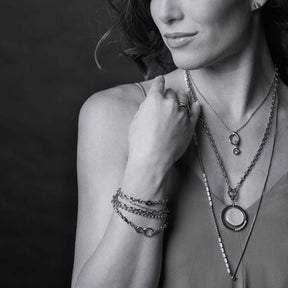 Frau traegt Armband LIZZY gold Clip & Mix am Handgelenk, Detailaufnahme