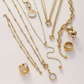 Goldene Ketten und Ringe der Serie LIZZY in Flatlay-Anordnung