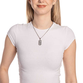 Frau trägt weißes T-Shirt mit Anhänger EDITH Clip & Mix an Kette