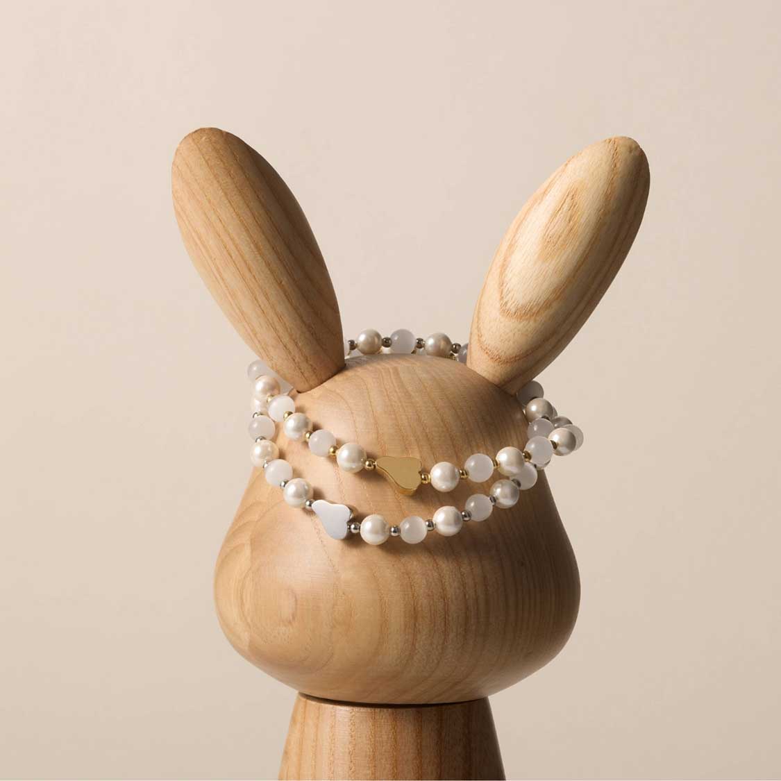 Holzfigur Hase mit Perlenarmband SELENA gold um den Hals