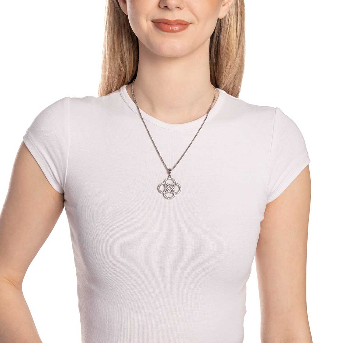 Frau trägt weißes T-Shirt mit silbernem BLEUR Clip & Mix Anhänger an Kette
