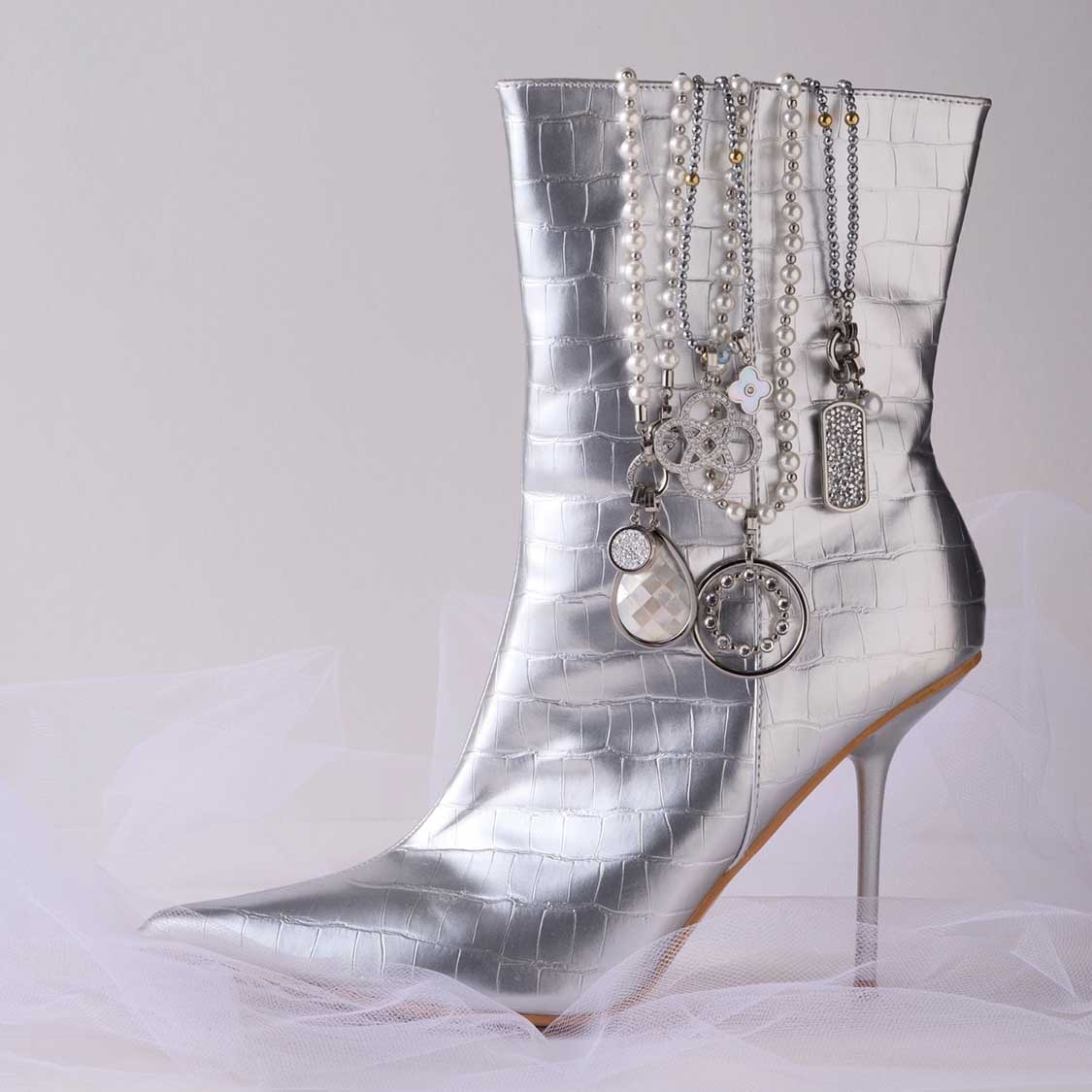 Silberner Stiefel mit mehreren BLEUR Clip & Mix Anhängern an Ketten