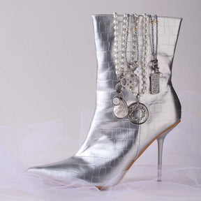 Silberner Stiefel mit mehreren BLEUR Clip & Mix Anhängern an Ketten